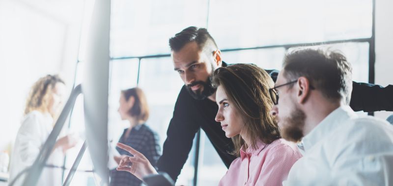 Rendrak&aacute;sb&oacute;l &uacute;j szolg&aacute;ltat&aacute;s? A munka&uuml;gyi anal&iacute;zis csomagunk &bdquo;sz&uuml;let&eacute;s&eacute;nek&rdquo; t&ouml;rt&eacute;nete