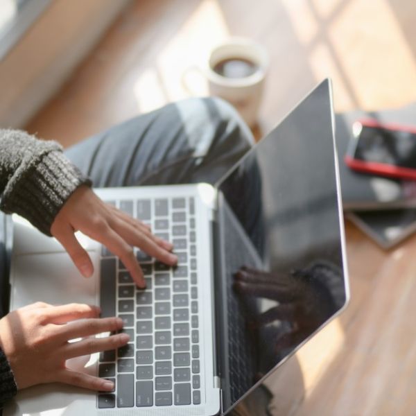 T&eacute;nyleg lehet gondoskod&oacute; munk&aacute;ltat&oacute;, aki COVID idej&eacute;n le&eacute;p&iacute;t?