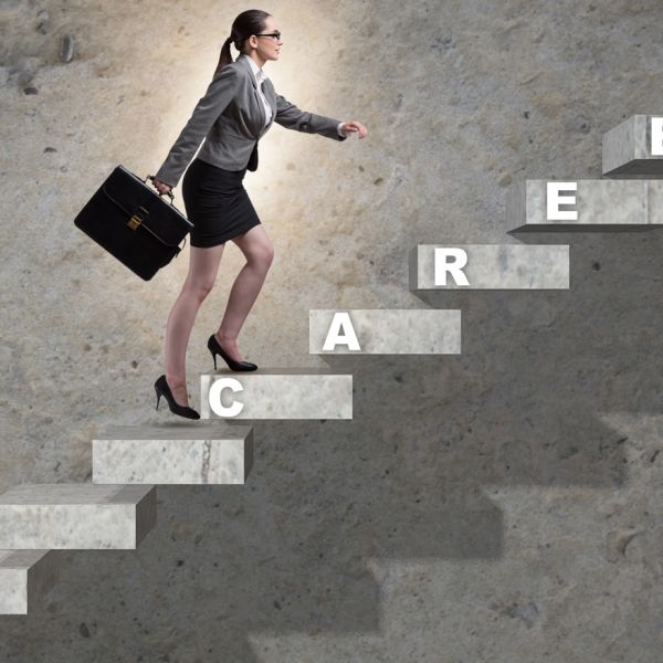 Az &uuml;vegplafon jelens&eacute;g &ndash; l&aacute;thatatlan akad&aacute;lyok a női karrier&uacute;tban &eacute;s a megold&aacute;s lehetős&eacute;gei