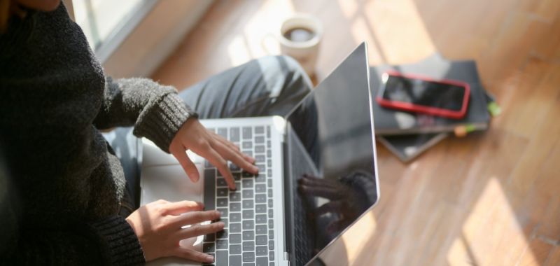 T&eacute;nyleg lehet gondoskod&oacute; munk&aacute;ltat&oacute;, aki COVID idej&eacute;n le&eacute;p&iacute;t?