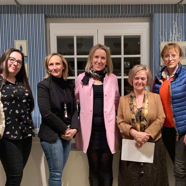 &bdquo;D&eacute;lut&aacute;ni k&aacute;v&eacute;z&aacute;s k&ouml;zben j&ouml;tt a Női Vezetői Klub &ouml;tlete&rdquo;