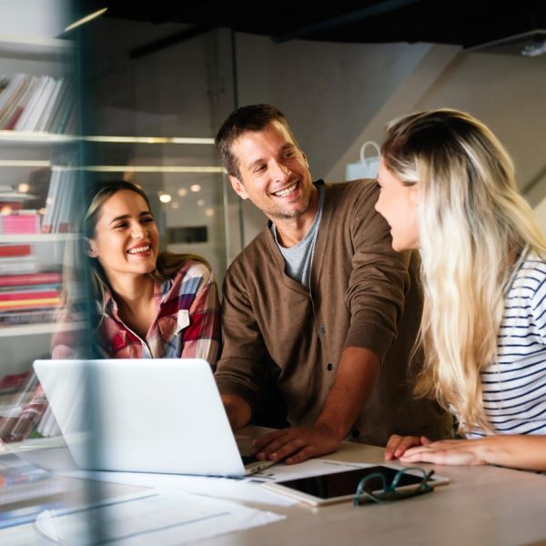 A Z generáció jellemzői a munkahelyen: Hogyan motiváljuk a digitális bennszülötteket?